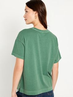 Trendy Cotton Scoop Neck T-shirt, Sporty T-shirt With Relaxed Fit And Shirttail Hem, Casual Relaxed Fit Short Sleeve T-shirt, Soft-washed Relaxed Fit Crew Neck T-shirt, Sporty Short Sleeve T-shirt, Sporty Solid Color Short Sleeve T-shirt, Casual Soft-washed Cotton Short Sleeve Top, Casual Green Short Sleeve Top, Cotton Crew Neck Short Sleeve Top