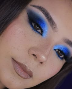 Make Azul, Disney Eye Makeup, White Eye Makeup, Blue Eyeshadow Looks, Festival Makeup Glitter, Blue Makeup Looks, Glitter Makeup Looks, Day Makeup Looks