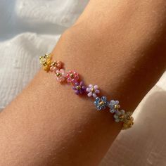 This beautiful flower bracelet is made of glass beads in rainbow colors. The unique zigzag pattern gives the bracelet a special look, is perfect for summer and automatically puts you in a good mood 🌈 You prefer silver? No problem! 💍 Occasionally I also have silver clasps. If you are interested, please send me a message. I would be very happy 😊 ✨Size✨ * I always recommend that you measure your bracelet length on your wrist before ordering to ensure a perfect fit. * The bracelet also has a smal Bracelets Rainbow, Rainbow Daisy, Pearl Bracelets, Daisy Bracelet, Floral Bracelet, Zig Zag Pattern, Glass Beaded Bracelets, Flower Bracelet, Flower Pattern