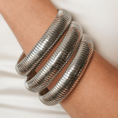 Mit dem "Snake" Armband bist du immer stylish unterwegs. Das flexible Design im schlangenartigen Look verleiht deinem Outfit einen edlen Touch. Das perfekte Accessoire für jeden Anlass. Maße: in 8mm, 10mm und 12 mm verfügbar Größe: flexibel Material: Edelstahl Personalised Jewellery Necklaces, Luv Aj, Snake Chain Bracelets, Metal Bracelet, Metal Bracelets, Snake Chain, Gift Boxes