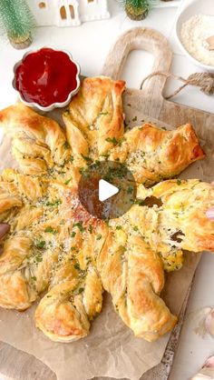 Kristel Talie on Instagram: "Garlic Cheese Snowflake❄️🧀

Flaky, cheesy, and so much fun!✨ This is the perfect baked appetizer to add to your holiday tables.

Ingredients 

2 round puff pastry sheets
60g of butter at room temperature
2 tbsp chopped parsley 
2 garlic cloves
3 tbsp grated parmesan
Grated cheddar and mozzarella cheese as needed to cover the pastry sheets
1 egg for the egg wash

In a bowl, mix the butter, garlic, parmesan and parsley. Unroll the first puff pastry on a baking sheet and spread the butter mix evenly with a spatula. Sprinkle cheddar and mozzarella cheese on top, keeping the sides empty so they stick together later. Unroll the second puff pastry and place right on top. Using a cup, mark a small circle in the center and cut the pastry into sixteen equal parts. Take Garlic Cheese Snowflake, Phyllo Recipes, Baked Appetizers, Sauce Pesto, Boricua Recipes, Garlic Cheese Bread, Winter Centerpieces, Winter Treats, Appetizer Ideas