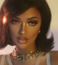 Black And Golden Makeup, Golden Hour Makeup Looks, Gold Highlighter Makeup, Gold Goddess Makeup, Golden Hour Makeup, Marilyn Melo, College Makeup, Project Cover, Golden Makeup