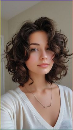 Hair Style For Oval Shape Girl, Short Layered Haircuts For Curly Hair, Short Hair Cuts For Women With Layers, Good Haircuts For Wavy Hair, Short Haircuts For Wavy Hair Women, Oval Face Curly Hairstyles, Short Wavy Haircut, Hairstyles For Oval Face Shape, Curly Hair Haircuts