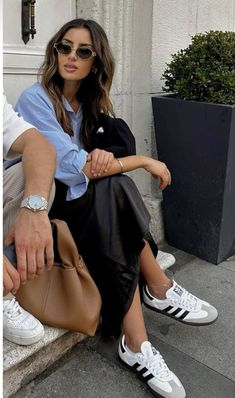 Office Looks With Sneakers, Samba Og Shoes, Cool Kicks, Style Casual Chic, Classy Fashion, Casual Chic Outfit