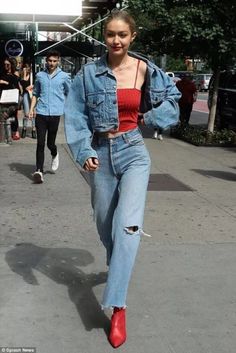 Clothes For Women In 30's, Gigi Hadid Street Style, Nice Clothing, Gigi Style, Look Grunge, Gigi Hadid Outfits, Gigi Hadid Style, Canadian Tuxedo, Look Jean