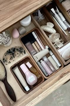 Rangement Makeup, Bathroom Counter Organization, Perfume Jewelry, Uni Room, Wood Vanity