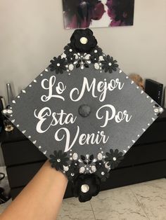 a black and white graduation cap with the words la mejor esta por vener written on it