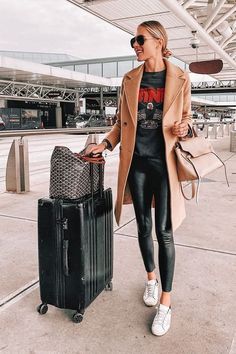 Summer Travel Outfit Women, Travel Outfits Women, Outfits Leggins, Airport Travel Outfits, Pijamas Women, Comfy Travel Outfit, Fashion Travel Outfit, Leather Leggings Outfit, Look Legging