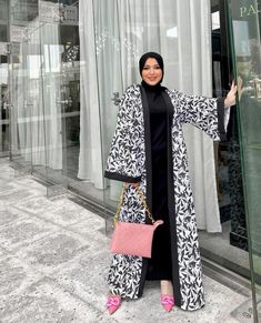 Printed Abaya Designs, Zebra Print Dress Outfit, Long Kimono Outfit, Muslimah Fashion Casual, Islamic Modest Fashion, Abaya Outfit, Zebra Print Dress, Blouse Casual Fashion, African Print Dress Ankara