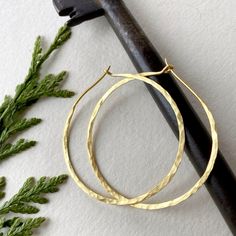 Wire Jewelry Earrings, Cheap Earrings, Hammered Hoop Earrings, Jewelry Accessories Ideas, Hammered Gold, Jewelry Lookbook, Girly Jewelry, Bijoux Diy, Simple Jewelry