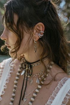 Modern silver earrings featuring dangling oval-shaped chain link adorned on a silver huggie. ✦ Chain measures 1-inch long / Antique Silver ✦ Huggie measures .5 inches round / Sterling Silver Chunky Silver Jewellery, Modern Silver Earrings, Cool Piercings, Vintage Silver Jewelry, Silver Keychain, Silver Earrings Handmade, Disc Earrings, Special Jewelry, Jewelry Inspo