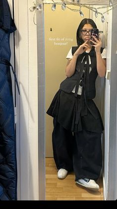 Black Baggy Trousers Outfit, Fits Inspiration, Fits Streetwear, Fashion Victim, Student Fashion, Streetwear Fashion Women, Swaggy Outfits, Inspiration Style, Streetwear Outfit