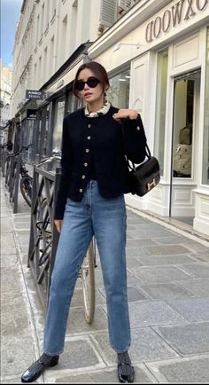 Office Outfits 2023 Winter, Womens Professor Outfits, Early 2000s Classy, Parisian Winter Outfits, Tweed Blazer Outfit, Outfits For Warm Weather, Chique Outfit, Overalls Outfit, Casual Preppy Outfits