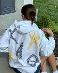 #diy #diyprojekt #sorority #merch #theta #kappaalphatheta #kappa #sewing#sewingproject Sorority Merch Hats, Patchwork Sorority Hoodie, Diy Sorority Sweatshirt, Sorority Patchwork Sweatshirt, Diy Sorority Merch, Diy Sorority Shirts, Kappa Kappa Gamma Merch, Unique Sorority Merch, Pennant Hoodie Diy