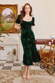 Vintage Inspired Office Wear, Spain Outfit Ideas, Bohemian Wardrobe, Squared Neckline, Boho Mode, Green Velvet Dress, Winter Styles, Fall Wedding Guest Dress, Velvet Clothes