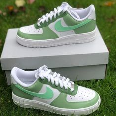 - Brand new with box - Hand-painted with Angelus Leather Paints - Worldwide shipment.  - All customs are waterproof  scratch resistant. - Simply select your correct size!!! Green Air Force 1, Green Air Force, Air Force 1 Men, Blue Nike Air Force, Painted Air Force 1, Floral Nikes, Shoe Artwork, Black Air Force 1, Custom Nike Shoes