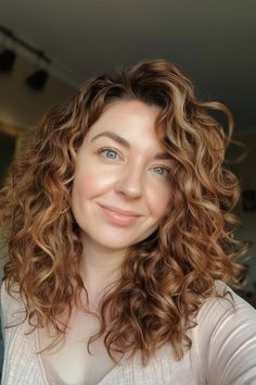 Woman with curly hair smiling at the camera. Shoulder Length Curly Hair Layers, Shoulder Length Wavy Curly Hair, Medium Curly Hair With Layers, One Length Curly Hair, Medium Length Curly Shag, Easy Medium Length Haircuts, Mommy Wig, 3a Curly Hair, 2c Hair