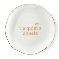 a white and gold plate with the words te quiero abuela on it