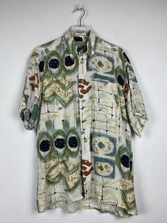 For Sale is a Vintage short sleeve Crazy Pattern Shirt in beautiful design. The retro shirt is in great condition. This summer shirt is the perfect piece for a festival or a party. You can wear this colorful 90s casual shirt in an oversize look. This is a unique old school shirt. Here are the dimensions: Size: M Length: 75cm Broad: 56cm Estimated size: M Please compare the measurements before purchasing - if there are any questions, please do not hesitate to message me. Dimensions are taken in a Green Casual Shirt With Vintage Print, Casual Green Shirt With Vintage Print, Green Printed Short Sleeve Shirt, Green Vintage Print Short Sleeve Top, Vintage Short Sleeve Shirt With Graphic Print, Green Cotton Hawaiian Shirt With Short Sleeves, Retro Cotton Hawaiian Shirt With Short Sleeves, Vintage Green Short Sleeve Camp Shirt, White Retro Short Sleeve Camp Shirt