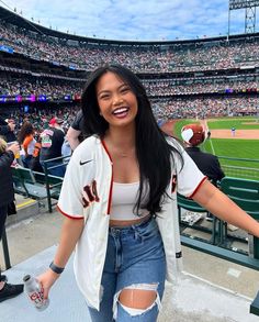 Sf Giants Outfit Women, Phillies Game Outfit, Sf Giants Outfit, Spring Training Outfits, Braves Game Outfit, Girls Baseball Outfit, Baseball Outfits