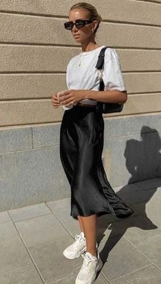 Silk Slip Skirt, Date Night Looks, Rok Outfit, Fall Family Photo Outfits, Family Photo Outfits, Slip Skirt, Satin Skirt, Night Looks, Fashion 2020