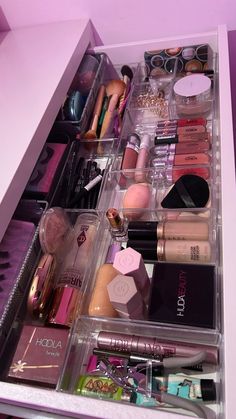 Schminke Aesthetic, Makeup Sets Aesthetic, Make Up Aesthetic Products, Pink Make Up Aesthetics, Vanity Inspo Aesthetic, Makeup Room Aesthetic, Aesthetic Vanity Ideas, Makeup Collection Aesthetic, Makeup Vanity Aesthetic