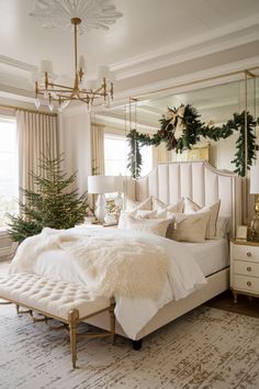 Luxurious Christmas bedroom with white and gold decor. Elegant Christmas Bedroom, Classy Christmas Bedroom Decor, Ivory Bed Room, Beautiful Neutral Bedrooms, Christmas Theme Bedroom, Classic Christmas Bedroom, Christmas Decor Ideas Classic, Rococo Christmas, Gold And White Bedroom Decor