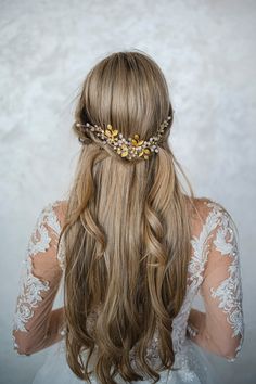 Gold Bridal Hair Piece Gold Bridal Hair Vine Bridal Hair Piece Gold Bridal Hair Comb ---- Handmade item ---- Materials:  - jewelry wire, - gold leaves  -white beads,  - crystals, ---------------------------------- length of hair comb 20 cm(7.87 in.) The wedding is an unforgettable moment in the life of every girl. We all want to be perfect on this day, for this we choose a fairy dress, shoes and an indelible attribute is jewelry. Each girl chooses what is most suitable for her. I am very glad th Wedding Halo Headband, Leaf Hair Piece, Long Hair Vine, Rose Gold Hair Vine, Gold Bridal Hair Comb, Gold Hair Vine, Wedding Hair Head Piece, Crystal Hair Vine, Bridal Hair Headpiece