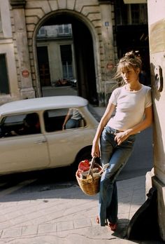 Fall '18 Jane Birkin Summer, Moda Z Lat 70., Style Jane Birkin, Jane Birken, Jane Birkin Basket, 70s Mode, Jane Birkin Style, Jean Shrimpton, Early 20s