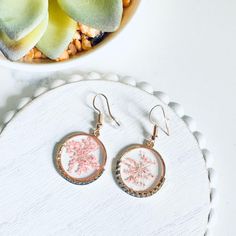 Clear Acrylic Dried Pink Flowers Floral Gold Tone Circle Earrings New Delicate Brand New See Pictures For Measurements! Zinc Alloy Material Even Prettier In Person, Perfect For Casual Or Special / Formal Occasions I Love To Bundle! Contact Me For Bundle Pricing Before Purchase! Inventory Bin V Rhinestone Free People Anthropologie Zara Bling Boho Cute Nature Stud Small Dainty Formal Wedding Birthday Party Gift Festival Spring Summer 2022 2023 Trends Trendy Casual Cute Statement Earrings Fashion A Pink Drop Earrings With Pressed Flowers, Pink Pressed Flower Drop Earrings, Pink Pressed Flower Round Earrings, Pink Round Pressed Flower Earrings, Pink Pressed Flower Earrings, Spider Earrings, Cute Nature, Silver Statement Earrings, Twisted Metal