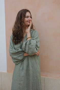 Style // A truly fantastic faded green linen! With a plunging low back, billowy sleeves, side slits and a detailed v-neck front, the Siena Dress is crafted with care for the ultimate laid back beautiful look. Comfortable and classic, with a self-tie at the back to ensure the perfect fit, the kaftan silhouette allows fo Linen Kaftan, Natural Linen Dress, Billowy Sleeves, Dress Sage, Dress Comfortable, Clothes Basket, Womens Fall Dress, Stylish Dress Designs, Effortless Elegance