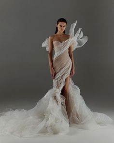 Runway Fashion Couture, Creation Couture, Textiles Fashion, Dream Wedding Dresses, Beautiful Gowns, Fancy Dresses