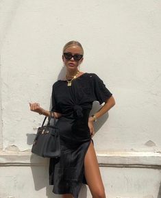 6 All-Black Outfits To Try Right Now — WOAHSTYLE Timeless Outfits, Black Outfits, Looks Black, Black Women Fashion, All Black Outfit, Looks Style, Ladies Dress Design, Mode Inspiration