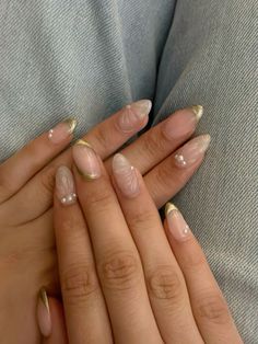 #nails #naildesign #gold #goldnails Classy Hoco Nails, Gold Detail Nails Almond, Almond Nails With Gold Accent, Simple Nails With Gold Accent, Gold Pattern Nails, Celebrity Nail Art, Neutral Nails With Gold Design, Nails Back To School 2024, Gold Nails Natural