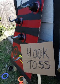 there is a sign that says hook toss on the side of a house with rings around it