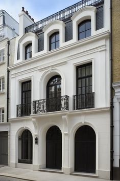 Grey Stucco House Exterior White Trim, Grey Stucco House Exterior, White Stucco Exterior, Minimal House, Timeless Architecture, London Townhouse, Dream Mansion