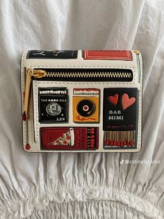 Inside My Bag, Purse Essentials, Cute Wallets, Girly Bags, Birthday Wishlist, Pretty Bags, Cute Little Things, Cute Bags, Bits And Bobs