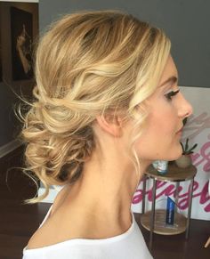 Wavy Blonde Updo For Thin Hair http://niffler-elm.tumblr.com/post/157399723736/mens-hairstyles-for-egg-shaped-heads-short Prom Ponytail, Blonde Updo, Loose Updo, Prom Hair Updo, Hair Prom, Prom Updos, Ombré Hair, Updo Hairstyles, Penteado Cabelo Curto