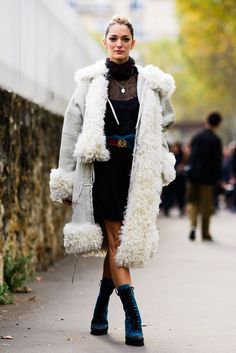 The Best Street Style from Paris Fashion Week Winter Street Style Outfits, Winter Street Style, Street Style 2018, Parisian Women, Winter Street, Sleeveless Outfit