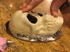 EPBOT: Halloween Quick Craft: Spooky Glowing Skull Frame! Holiday Crafts Halloween, Fun Diy Halloween Decorations