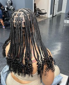 Braid Ideas With Curls At The End, Short Knotless Box Braids With Curls Hairstyles, Hoco Hairstyles Box Braids, Knotless Braids Ideas For Black Women, Mid Back Box Braids With Curly Ends, Braids With Curls At The End Medium, Braided Hairstyles For Black Women Medium, Short Box Braids Medium, Medium Length Hair Styles Black Women Braids