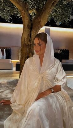 White Abaya Outfit, Abaya Photoshoot, Abaya White, Dubai Hijab, Abaya Aesthetic, White Abaya, Arab Dress