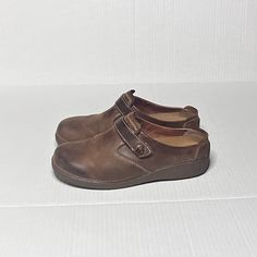 Women’s Size 7.5 Duluth Trading Co. Andina Brown Rustic Leather Slide-On Clogs, Leather Mules. Condition: In Very Good, Very Clean, Undamaged, Gently Used, Or Unused, Preowned Condition. No Defects. No Flaws. The Insole Logo Has Worn Off Almost All The Way. Aside From That, These Are In Amazing Condition. Tags: Women’s Mules Size 7.5, Preowned Duluth Trading Co. Clogs, Women’s Contemporary Lagenlook Shoes, Women’s Hippie Shoes, Hippie Clogs, Slip-On Leather Shoes, Slide-On Leather Clogs, Women’s Floaters Shoes, Casual Comfy Shoes, Comfortable White Shoes, Cottagecore Shoes, Women Cottagecore, Vintage Clogs, Hippie Shoes, Clogs Women, Boys Basketball Shoes