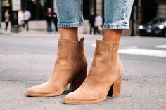 Suede Boots Outfit Ankle, Pointy Toe Boots Outfit, Beige Booties Outfit, Suede Ankle Boots Outfit, Brown Suede Boots Outfit, Suede Boots Outfit, Tan Suede Boots, Fall Hat