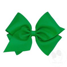 Add a touch of charm to any outfit with our King Grosgrain Green Bow from Wee Ones. Made with high-quality grosgrain ribbon, this bow features a unique scalloped edge for a stylish look. Perfect for daily wear or special occasions, this bow will elevate any ensemble with its versatile and elegant design. Small Hair Bows, Big Hair Bows, Boutique Bows, Bow Accessories, Green Bows, Ribbon Hair Bows, Ribbon Hair, One Hair, Big Bow