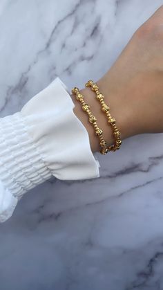 ❥ Maak kennis met onze Doriko armband. Dit armbandje is verguld met 22k Goud. ❥ Onze sieraden verkleuren niet, om de sieraden een lange tijd mooi te houden raden wij het af om ze in aanraking met zeep of andere chemicaliën (parfum/schoonmaakmiddelen) in contact te brengen. ❥ Armband is verstelbaar naar pols. Chain Link Bracelet, Link Bracelets, The Netherlands, Chain Link, Labour Day, Jewelry Bracelets, Bathing Beauties, Electronic Accessories, Purses And Bags