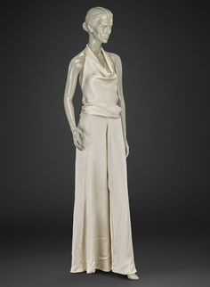 Evening ensemble, silk, Halston designer, American, 1969-1972 Vintage Wedding Dress 1970s, Fashion Installation, Halston Dress, Prom Dress Inspo, 30s Fashion, New Years Dress, Vintage Gowns, 1970s Fashion, Silk Crepe