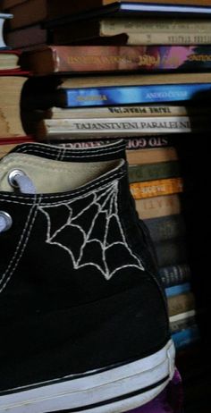 Drawing On Converse, Converse Ideas, Embroidery Converse, Best Sandals For Men, Converse Embroidery, Converse Design, Spider Net, Custom Converse, Embroidery Shoes