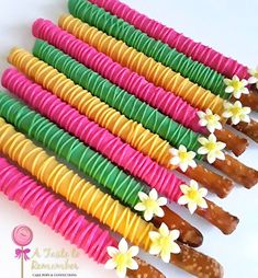 there are many different colored candy sticks with flowers on each one and the other side