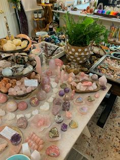 Crystal Display Ideas Retail, Crystal Vendor Display, Crystal Store Display Ideas, Crystal Business Ideas, Crystal Shop Aesthetic, Crystal Collection Display, Stone Room, Crystal Shopping